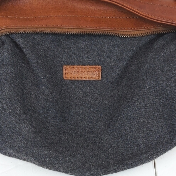 Burrberry Saddle Leather Shoulder Bag! - Picture 6 of 6